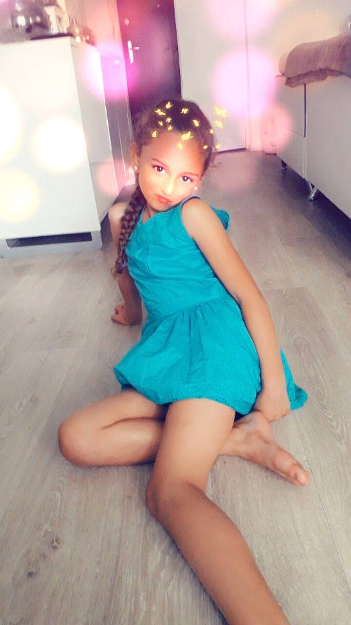 Ilyana participe au concours pour gagner de l'argent avec cette photo : day_dress, dress, electric_blue, fashion_design, flash_photography, floor, flooring, foot, fun, human_leg, joint, knee, leg, one_piece_garment, person, pink, shoulder, skin, thigh, thumb