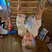 Dean a rejoint le concours — aidez-le/la à gagner de superbes lots ! blond_hair, child, climbing_frame, face, floor, gi, hands, happy, indoor, kid, martial_arts_uniform, play, playroom, portrait, sibling, smiling, toy, upside_down, wooden_floor, wooden_ladder