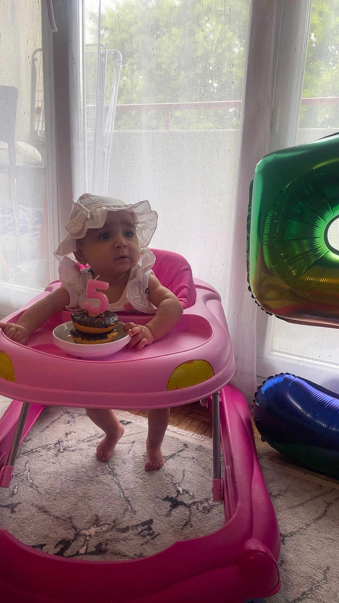 Emanuella a rejoint le concours — aidez-le/la à gagner de superbes lots ! baby, child, walker, pink, donut, candle, birthday, balloon, curtain, window, plate, floor, carpet, indoor, foot, hat, celebration, person, cute, infant