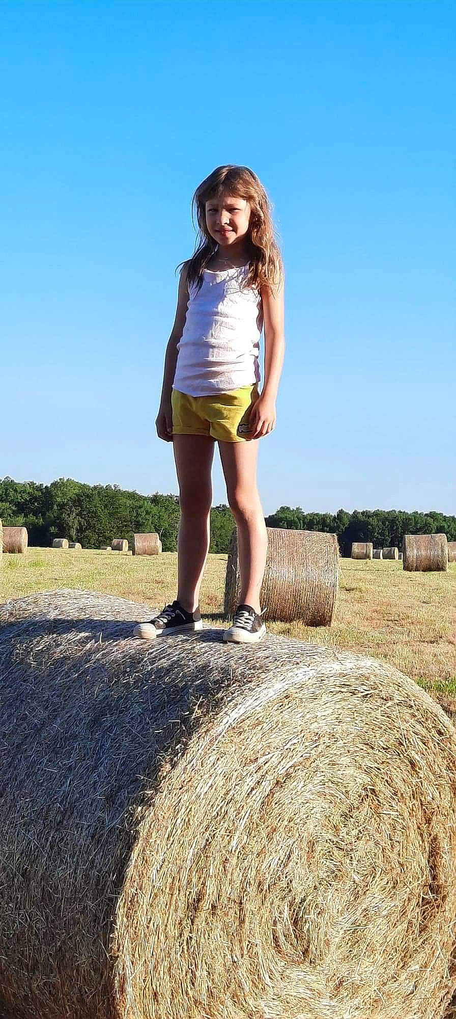 Laurette participe au concours pour gagner de l'argent avec cette photo : flash_photography, fun, grass, grassland, happy, human_leg, joy, knee, landscape, leg, leisure, people_in_nature, person, photograph, shoe, sky, street_fashion, summer, thigh, travel