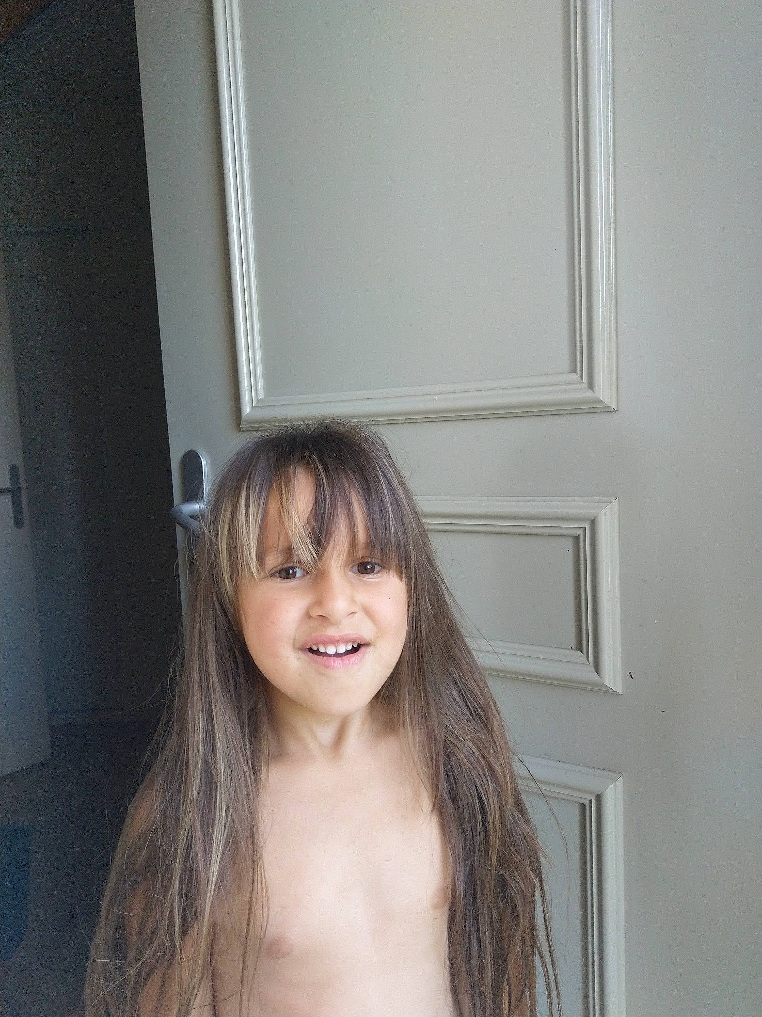 Shanna a rejoint le concours — aidez-le/la à gagner de superbes lots ! beauty, blond, brown_hair, chest, chin, eyebrow, face, forehead, fun, hair, hair_coloring, hairstyle, head, joy, lip, long_hair, neck, person, room, shoulder