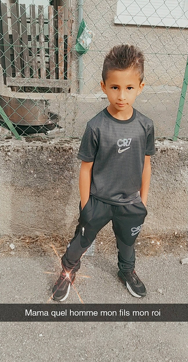 Mickael a rejoint le concours — aidez-le/la à gagner de superbes lots ! asphalt, child, concrete, denim, eyewear, fashion_design, footwear, knee, leg, metal, pattern, person, shoe, sitting, sleeve, sportswear, street_fashion, t_shirt, toddler, top