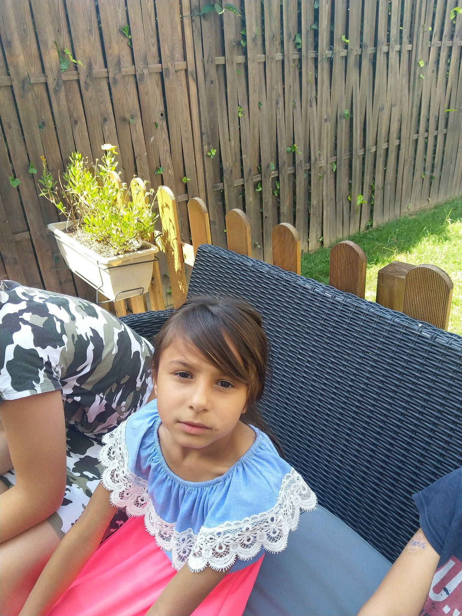 Noëlla a rejoint le concours — aidez-le/la à gagner de superbes lots ! child, garden, leg, leisure, person, plant, sitting, smile, summer, vacation