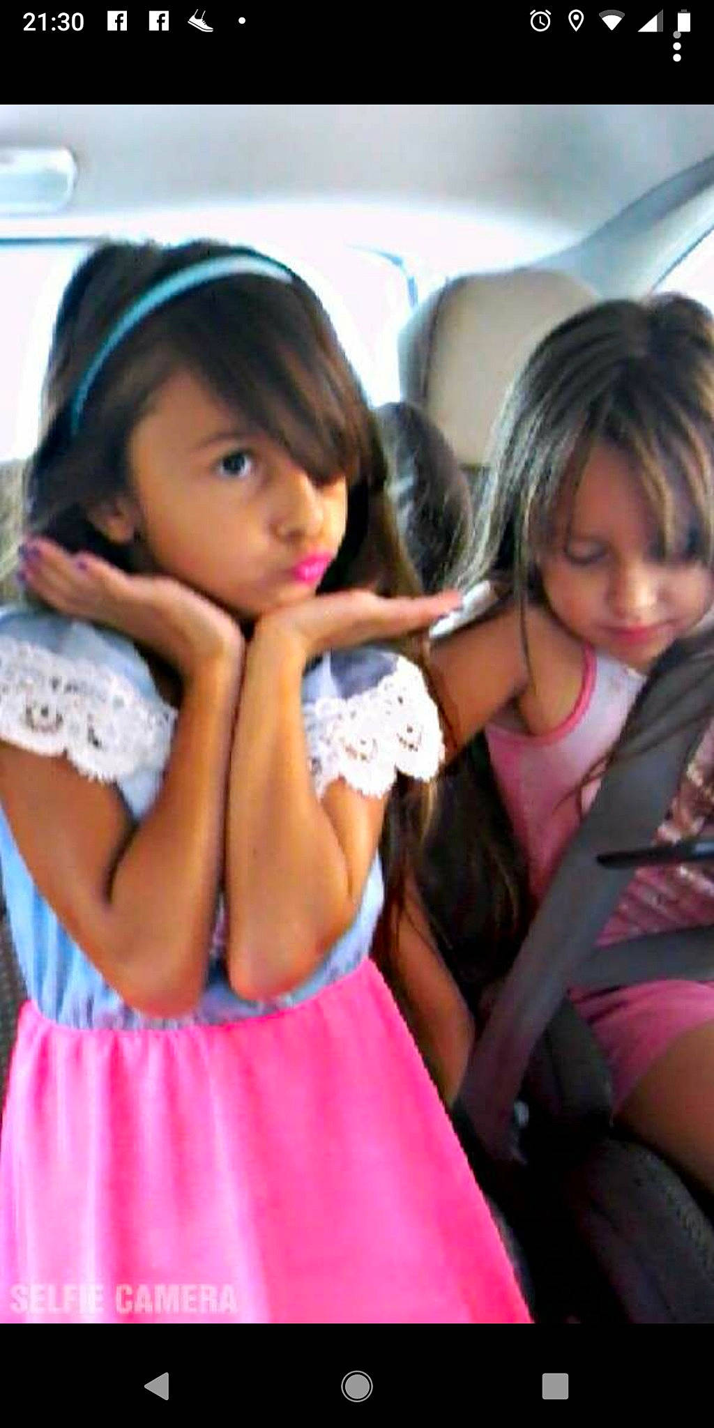 Noëlla a rejoint le concours — aidez-le/la à gagner de superbes lots ! black_hair, brown_hair, child, child_model, daughter, finger, friendship, japanese_idol, lady, long_hair, person, pink, thigh, thumb