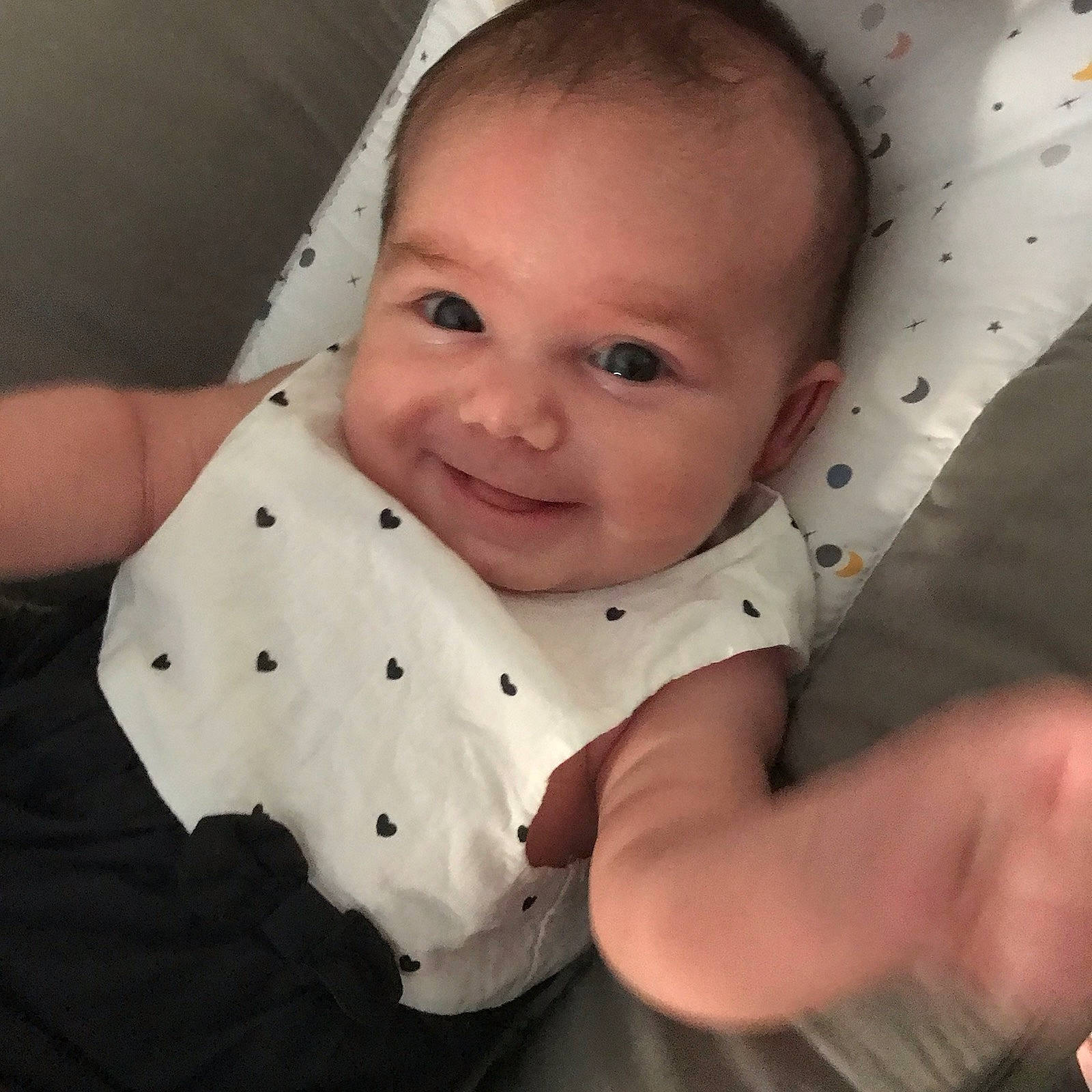 Lina participe au concours pour gagner de l'argent avec cette photo : baby, baby_toddler_clothing, cheek, collar, comfort, eye, eyebrow, face, finger, gesture, happy, head, iris, joy, nose, person, product, skin, sleeve, smile