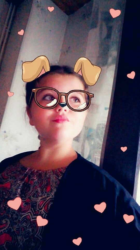 Melinda participe au concours pour gagner de l'argent avec cette photo : cool, eyewear, face, facial_hair, fun, girl, glasses, moustache, person, product, selfie, smile, vision_care