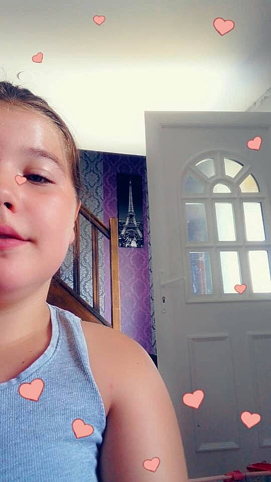 Melinda a rejoint le concours — aidez-le/la à gagner de superbes lots ! cheek, child, chin, ear, eye, girl, hand, headwear, human_hair_color, lip, mouth, nose, organ, person, pink, product, room, selfie, shoulder, skin