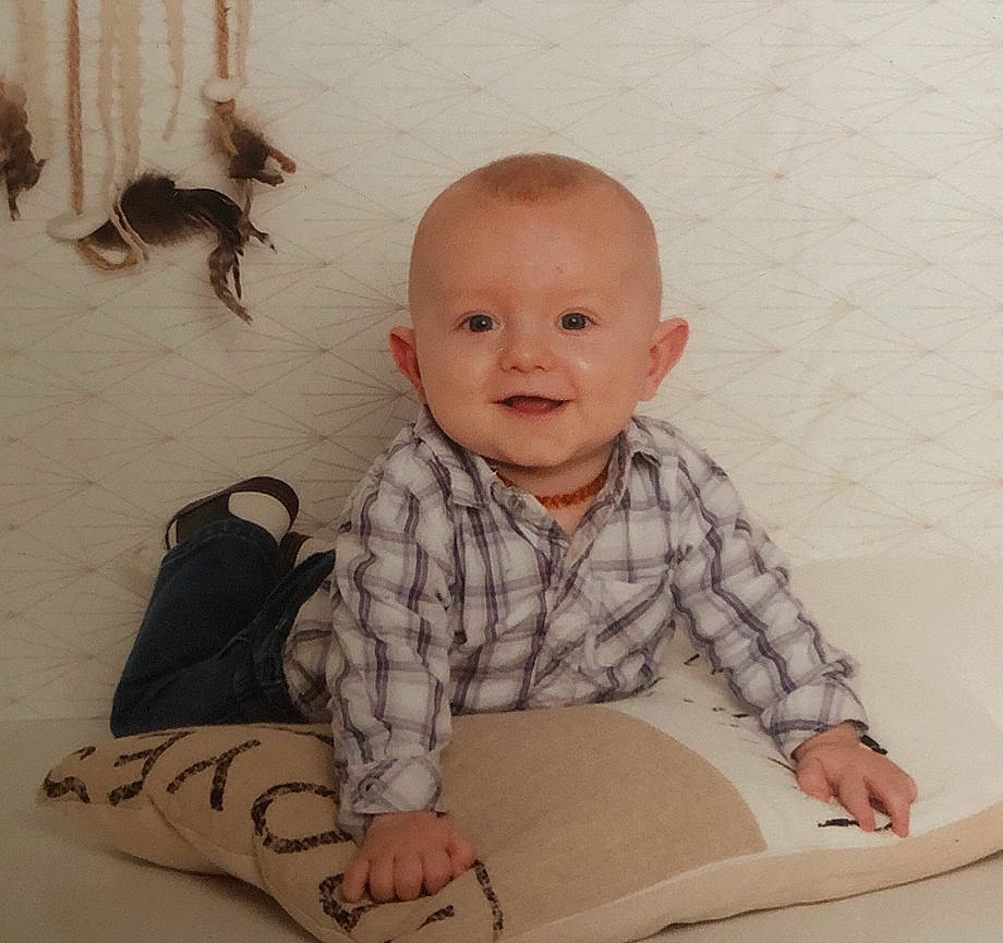 Titouan participe au concours pour gagner de l'argent avec cette photo : baby, baby_toddler_clothing, barefoot, cheek, child, eye, face, finger, head, joy, leg, person, sitting, skin, sleeve, toddler