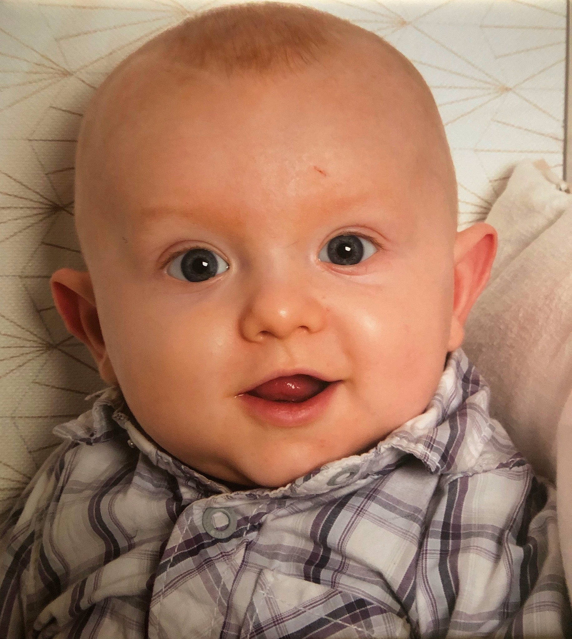 Titouan participe au concours pour gagner de l'argent avec cette photo : baby, baby_making_funny_faces, cheek, child, chin, close_up, ear, eye, eyebrow, face, facial_expression, forehead, head, iris, lip, mouth, nose, organ, person, skin