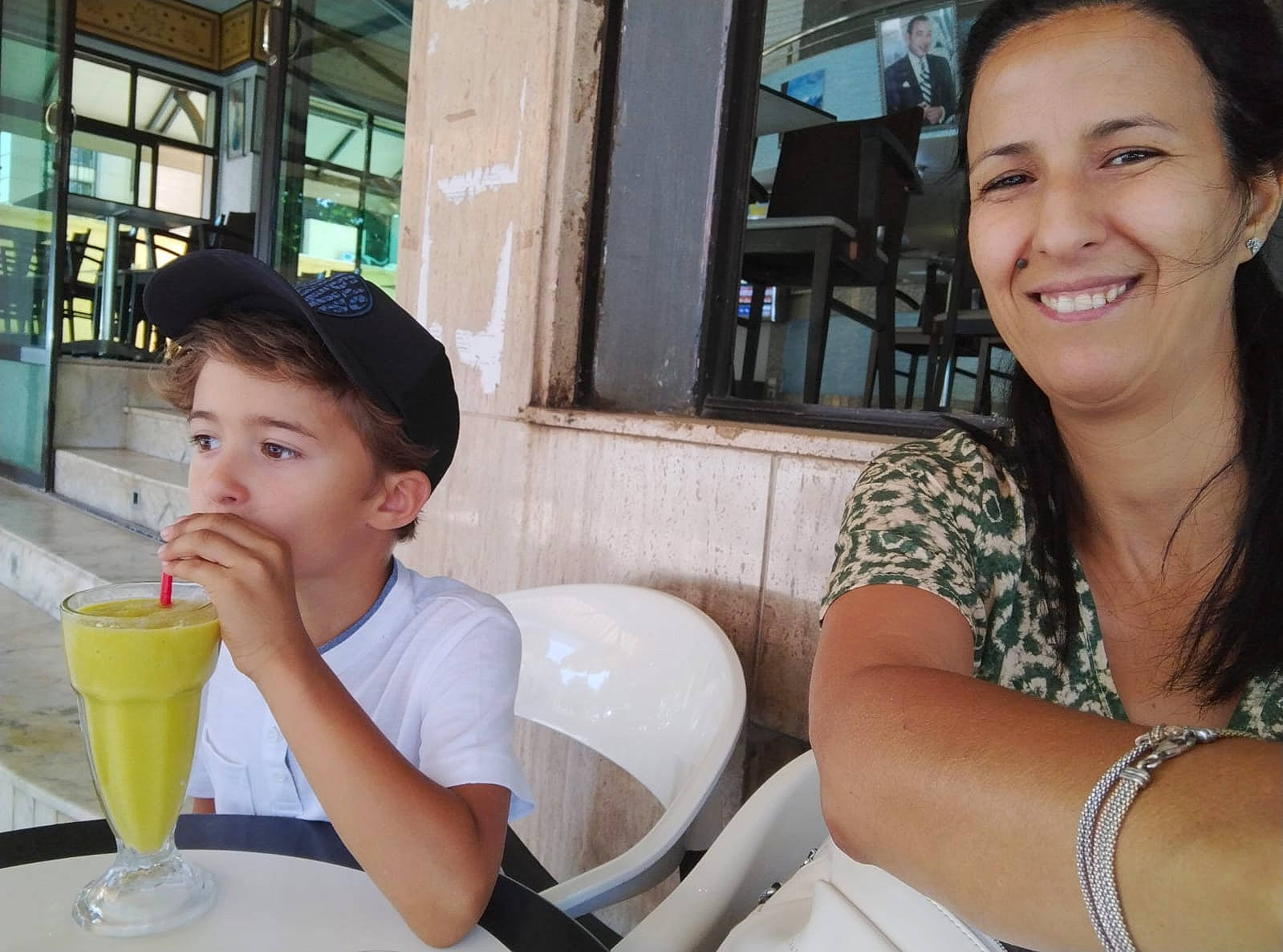 Adam participe au concours pour gagner de l'argent avec cette photo : beverage, boy, cafe, cap, casual, chair, child, daylight, drink, glass, happy, outdoor, person, refreshment, relaxed, smile, smoothie, table, together, woman
