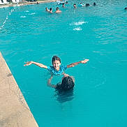Adam participe au concours pour gagner de l'argent avec cette photo : child, swimming_pool, water, people, swimming, splash, summer, outdoor, fun, recreation, blue_shirt, support, happy, poolside, sunlight, water_sports, leisure, vacation, exercise, play