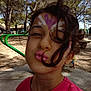 Ines participe au concours pour gagner de l'argent avec cette photo : child, face_paint, kiss, hair, playground, outdoor, trees, green_equipment, pink_shirt, sunlight, person, fun, close_up, nature, play, summer, park, happy, casual, smile