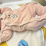Alicia a rejoint le concours — aidez-le/la à gagner de superbes lots ! newborn, baby, infant, onesie, pink_clothing, blanket, bed, face, hand, sock, cute, sleepwear, indoor, soft_texture, lying_down, child, resting, peaceful, clothing, portrait