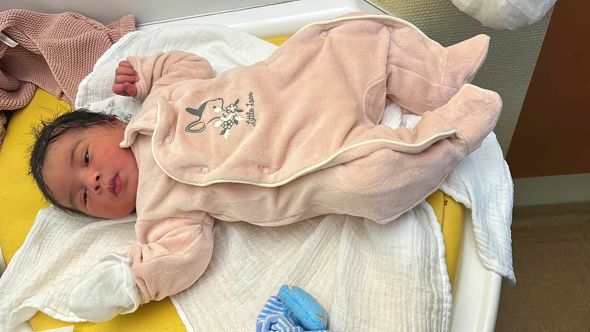 Alicia a rejoint le concours — aidez-le/la à gagner de superbes lots ! newborn, baby, infant, onesie, pink_clothing, blanket, bed, face, hand, sock, cute, sleepwear, indoor, soft_texture, lying_down, child, resting, peaceful, clothing, portrait