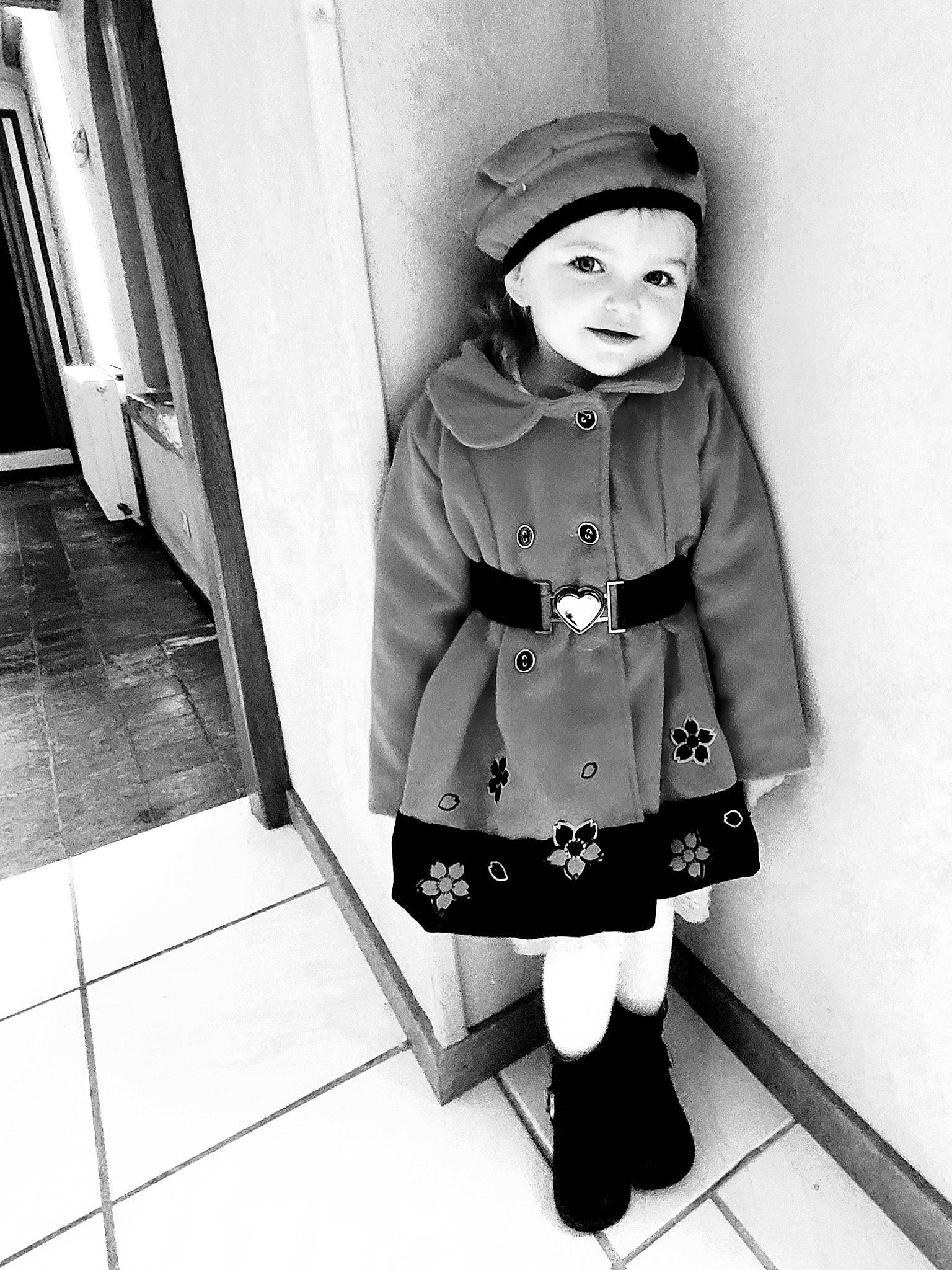 Lina a rejoint le concours — aidez-le/la à gagner de superbes lots ! black, black_and_white, child, hat, headwear, helmet, human_leg, jacket, knee, monochrome, monochrome_photography, overcoat, pattern, person, shoe, sleeve, standing, style, toddler, uniform