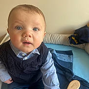 Léon participe au concours pour gagner de l'argent avec cette photo : baby, infant, child, face, blue_eyes, knit_sweater, collared_shirt, sitting, close_up, crib, blanket, wooden_brush, towel, home_interior, light_skin, chubby_cheeks, looking_at_camera, portrait, soft_lighting, clothing