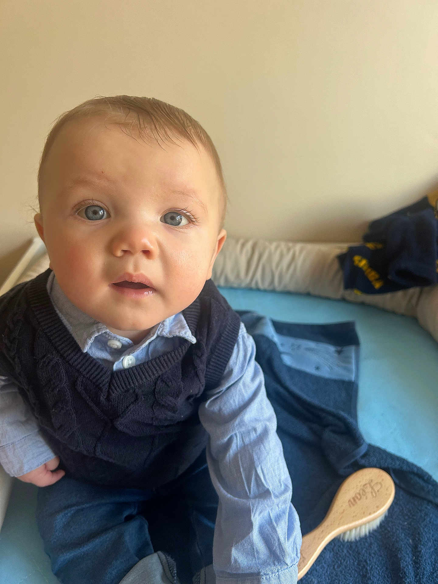 Léon participe au concours pour gagner de l'argent avec cette photo : baby, infant, child, face, blue_eyes, knit_sweater, collared_shirt, sitting, close_up, crib, blanket, wooden_brush, towel, home_interior, light_skin, chubby_cheeks, looking_at_camera, portrait, soft_lighting, clothing