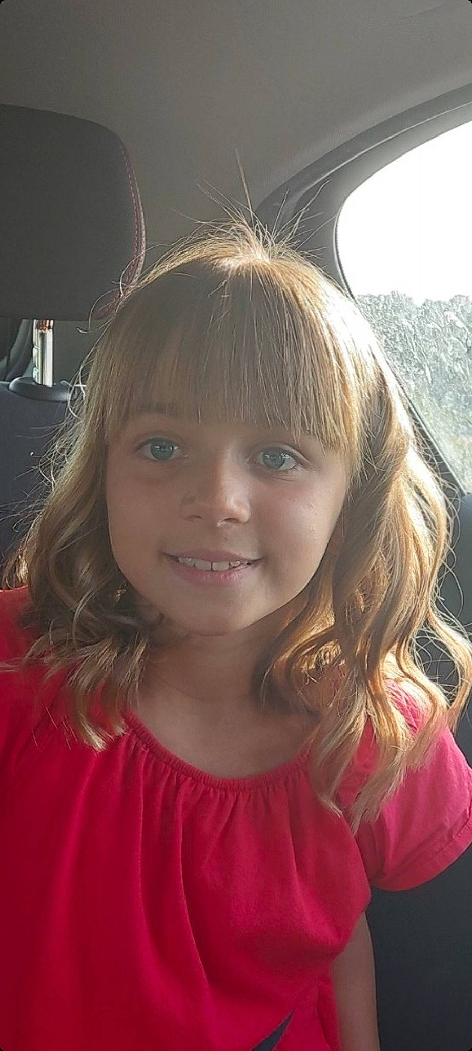 Lynna participe au concours pour gagner de l'argent avec cette photo : bangs, cheek, chin, cool, eye, eyebrow, eyelash, facial_expression, flash_photography, hairstyle, happy, human, iris, jaw, joy, lip, mouth, neck, nose, person