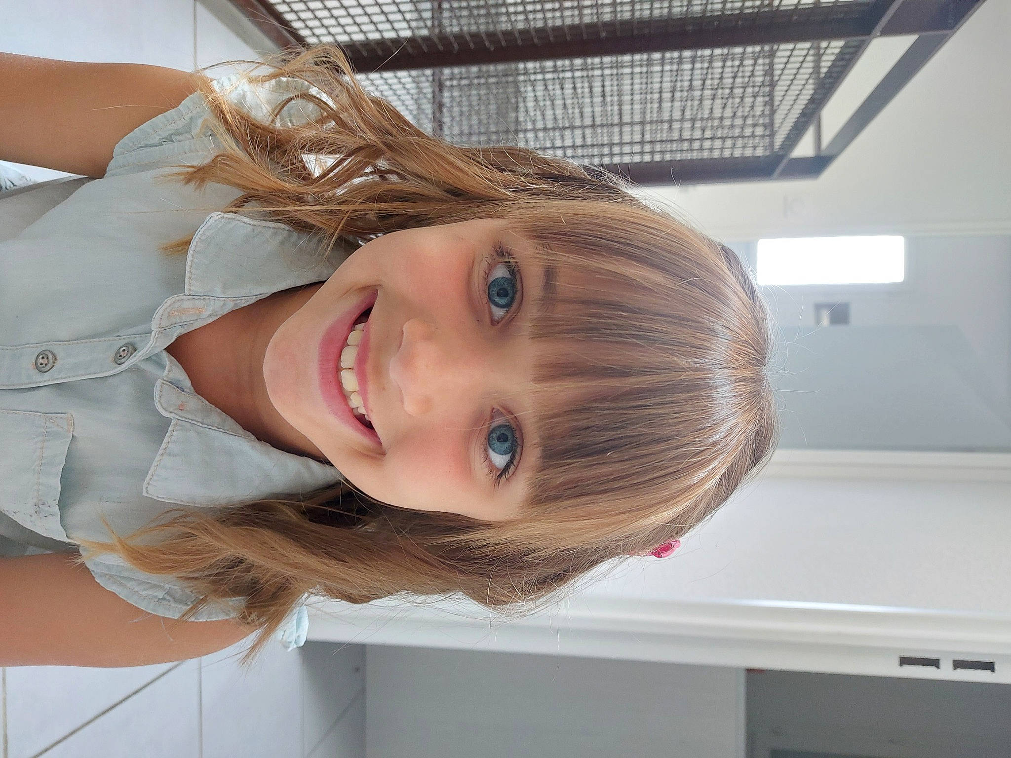 Lynna a rejoint le concours — aidez-le/la à gagner de superbes lots ! blond, brown_hair, child, chin, eye, eyebrow, eyelash, facial_expression, fun, happy, iris, jewellery, joy, lip, long_hair, material_property, person, portrait_photography, shoulder, skin