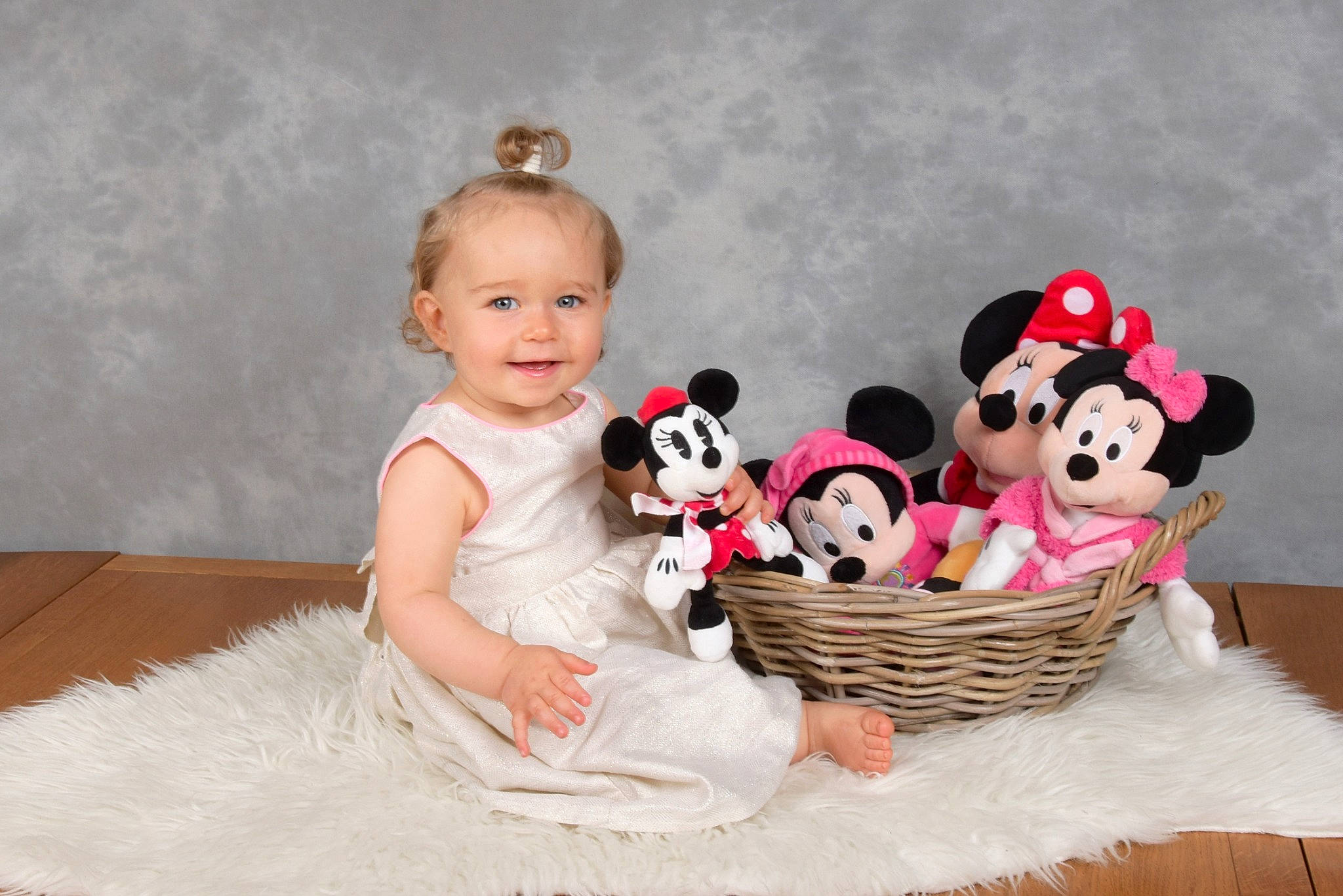 Louanne a rejoint le concours — aidez-le/la à gagner de superbes lots ! baby_toddler_clothing, basket, child, doll, dress, event, fawn, fun, happy, hat, jewellery, joy, person, pink, plush, smile, stuffed_toy, teddy_bear, textile, toddler