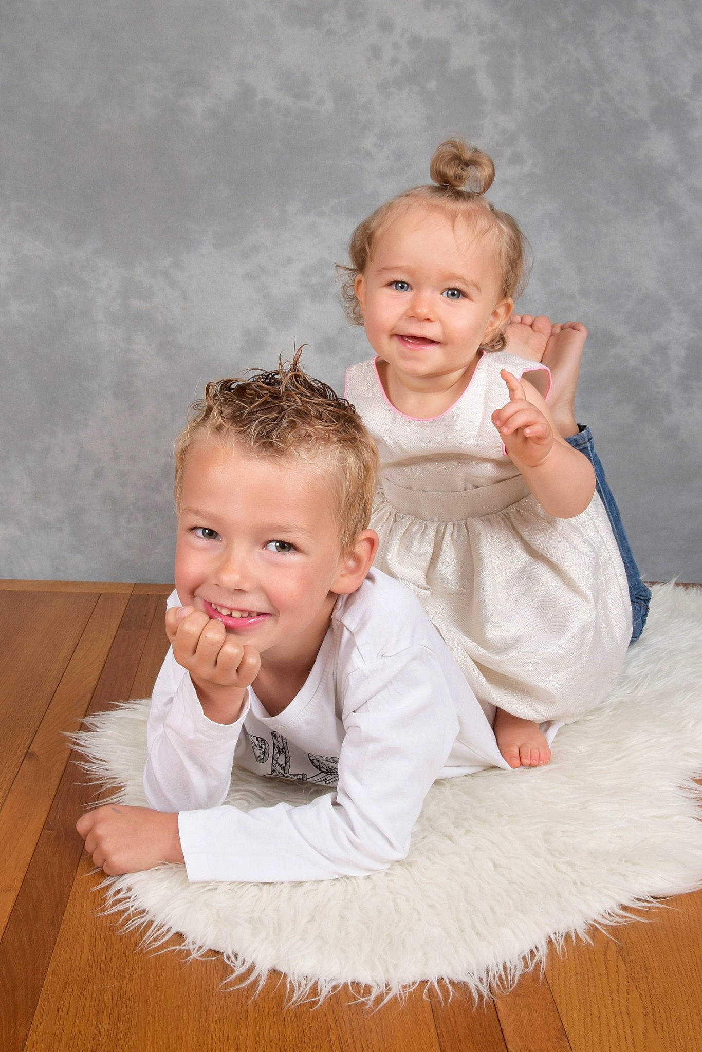 Louanne a rejoint le concours — aidez-le/la à gagner de superbes lots ! baby, baby_toddler_clothing, bridal_clothing, child, dress, event, face, facial_expression, flash_photography, flooring, fun, gesture, happy, head, iris, joy, person, skin, sleeve, smile