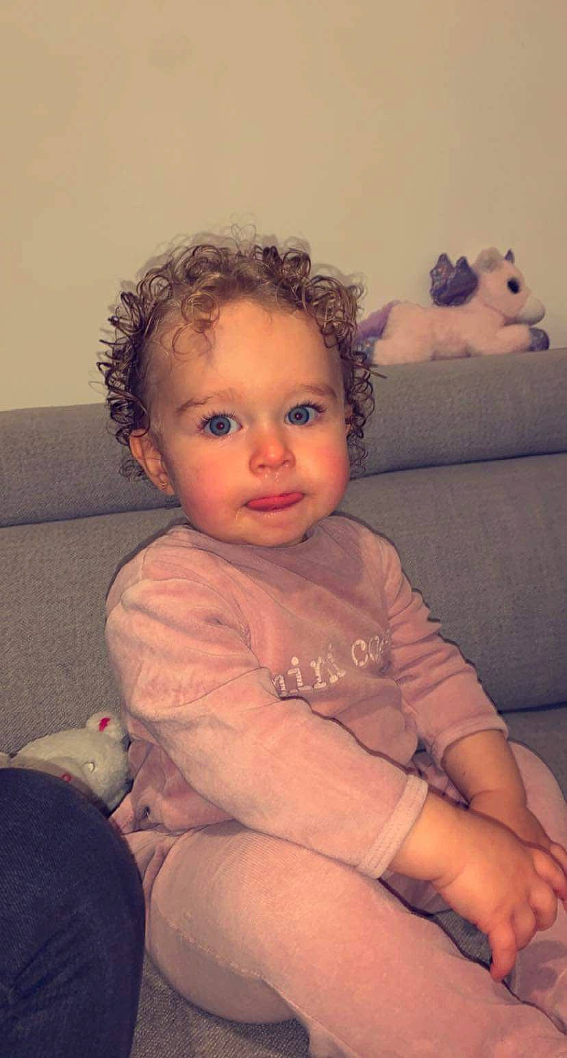 Louanne a rejoint le concours — aidez-le/la à gagner de superbes lots ! arm, cheek, chin, comfort, eye, eyebrow, face, hair, hairstyle, head, human_body, joint, leg, lip, mouth, neck, nose, organ, person, shoulder