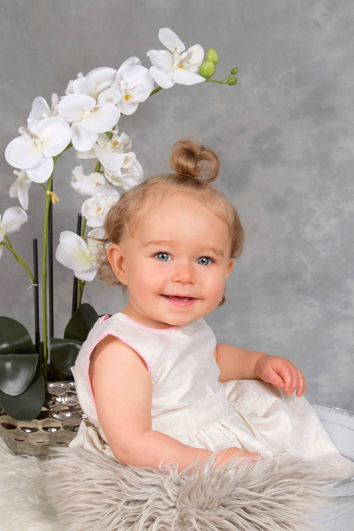 Louanne participe au concours pour gagner de l'argent avec cette photo : baby, baby_toddler_clothing, beauty, dress, facial_expression, flash_photography, flower, happy, headgear, headpiece, jewellery, joy, person, petal, picture_frame, pink, plant, product, smile, textile