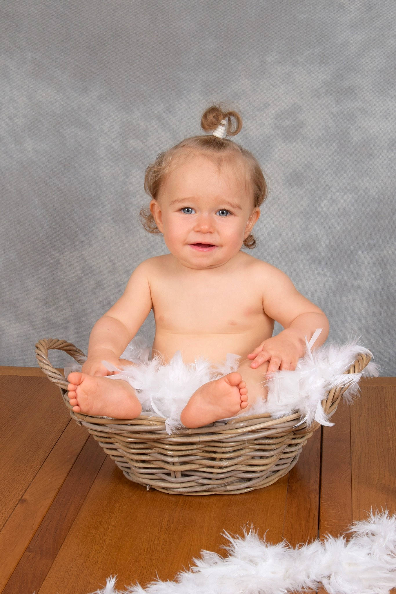 Louanne participe au concours pour gagner de l'argent avec cette photo : abdomen, baby, baby_products, baby_toddler_clothing, cheek, child, eye, face, fashion_accessory, flash_photography, grass, hair_accessory, happy, headpiece, jewellery, person, sitting, smile, sweetness, toddler