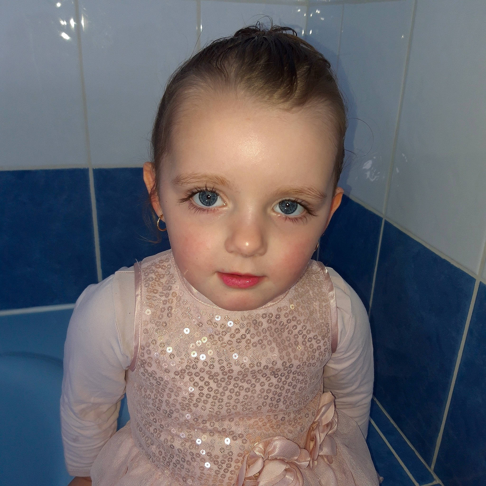 Hailey participe au concours pour gagner de l'argent avec cette photo : bathing, cheek, child, chin, eye, eyebrow, face, facial_expression, forehead, fun, hair, hairstyle, head, iris, lip, nose, person, skin, smile, toddler