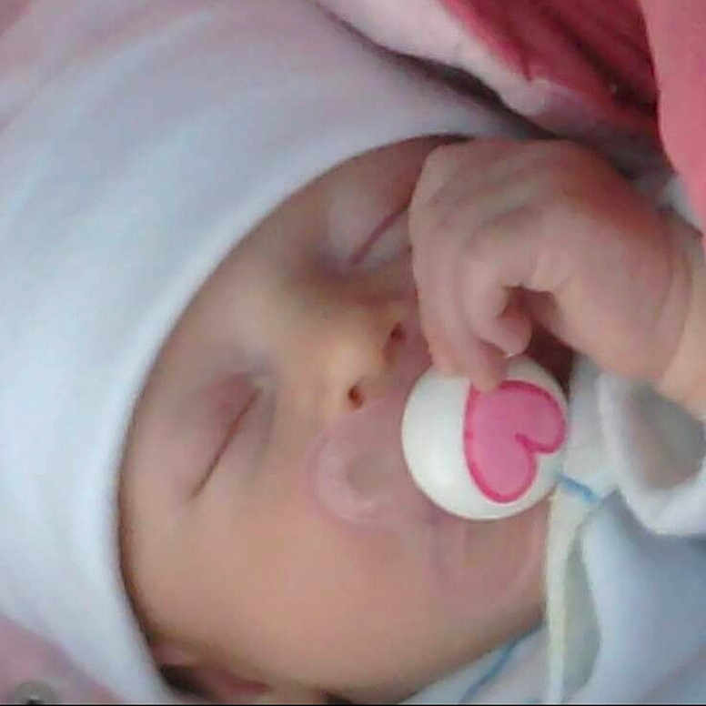 Olivia a rejoint le concours — aidez-le/la à gagner de superbes lots ! baby, baby_products, baby_toddler_clothing, cheek, child, close_up, comfort, ear, eyelash, gesture, happy, iris, lip, nail, neck, nose, pink, skin, thumb, toddler