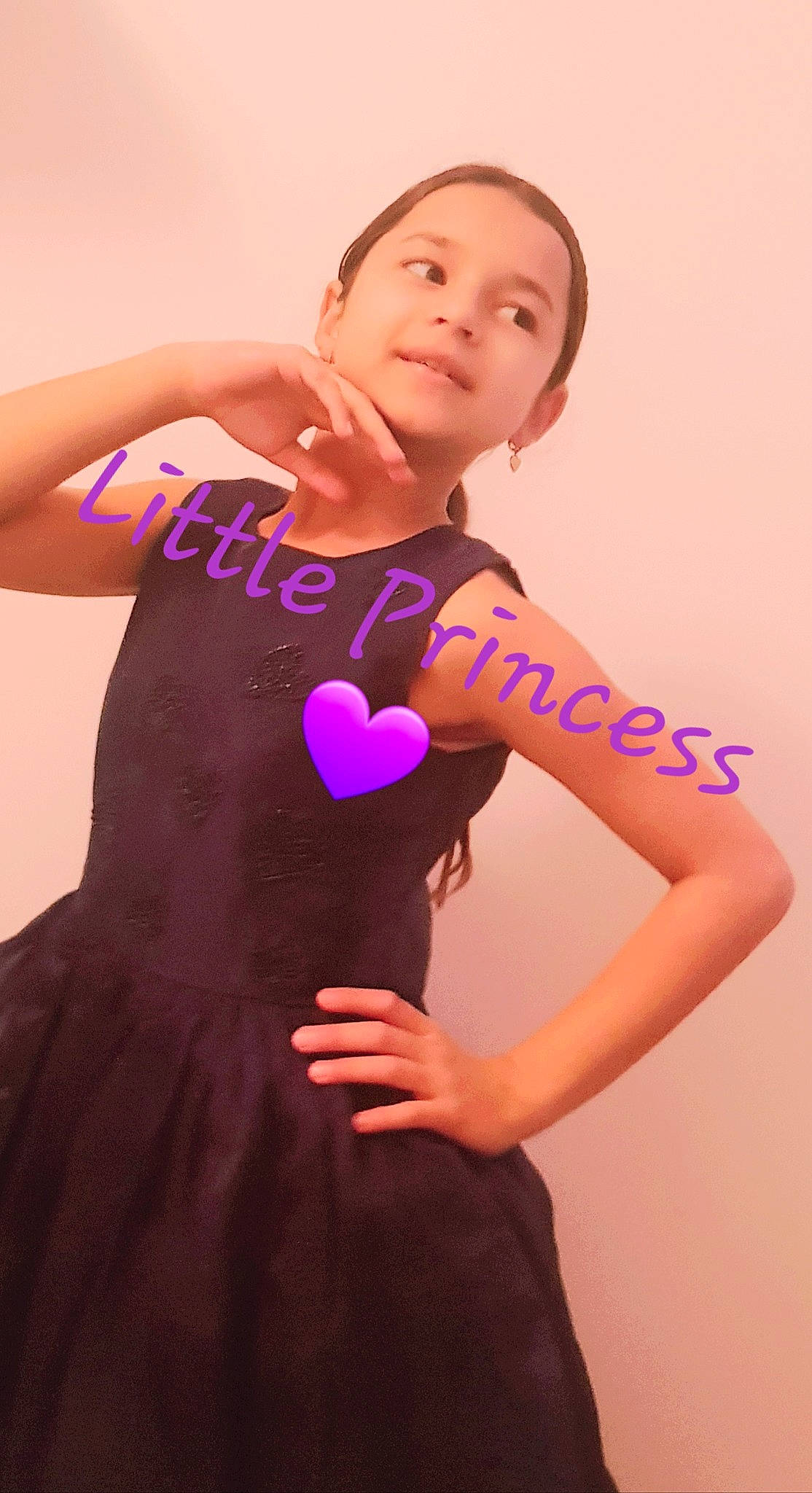 Emmy participe au concours pour gagner de l'argent avec cette photo : day_dress, elbow, fashion_design, finger, flash_photography, gesture, happy, joint, magenta, neck, one_piece_garment, person, pink, purple, shoulder, sleeve, smile, thigh, trunk, violet