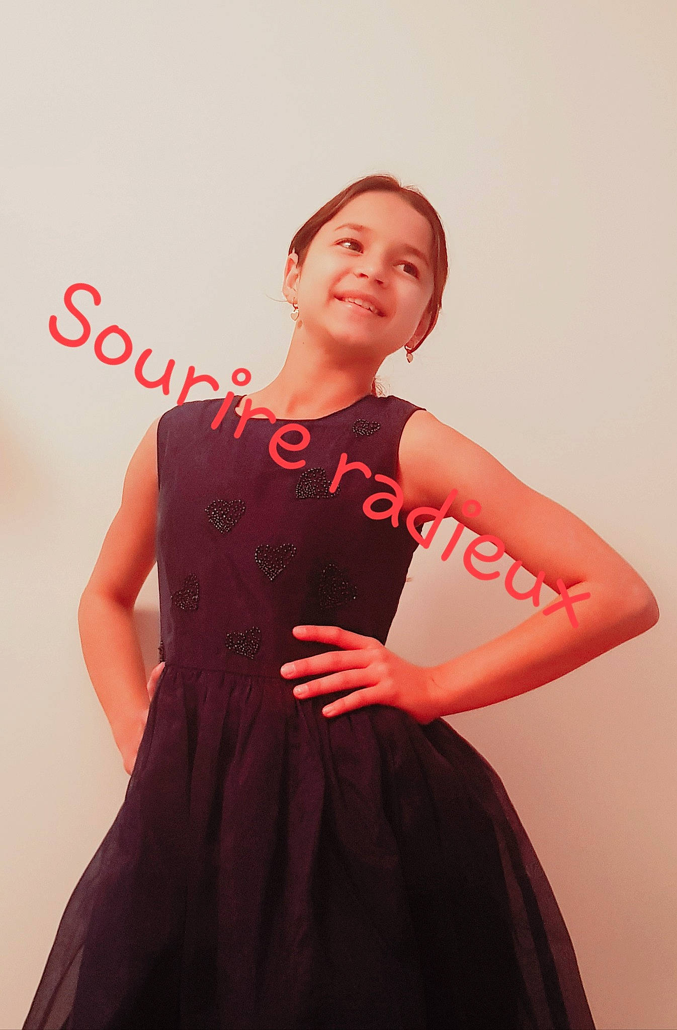 Emmy a rejoint le concours — aidez-le/la à gagner de superbes lots ! arm, day_dress, dress, fashion_design, fashion_model, flash_photography, formal_wear, hairstyle, happy, human_body, joint, joy, lipstick, neck, one_piece_garment, person, shoulder, sleeve, smile, standing