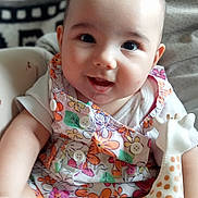 Alya participe au concours pour gagner de l'argent avec cette photo : baby, infant, smile, face, toy, giraffe, clothing, floral_pattern, buttons, arm, hand, blanket, fabric, person, cute, happy, child, indoor, closeup, portrait