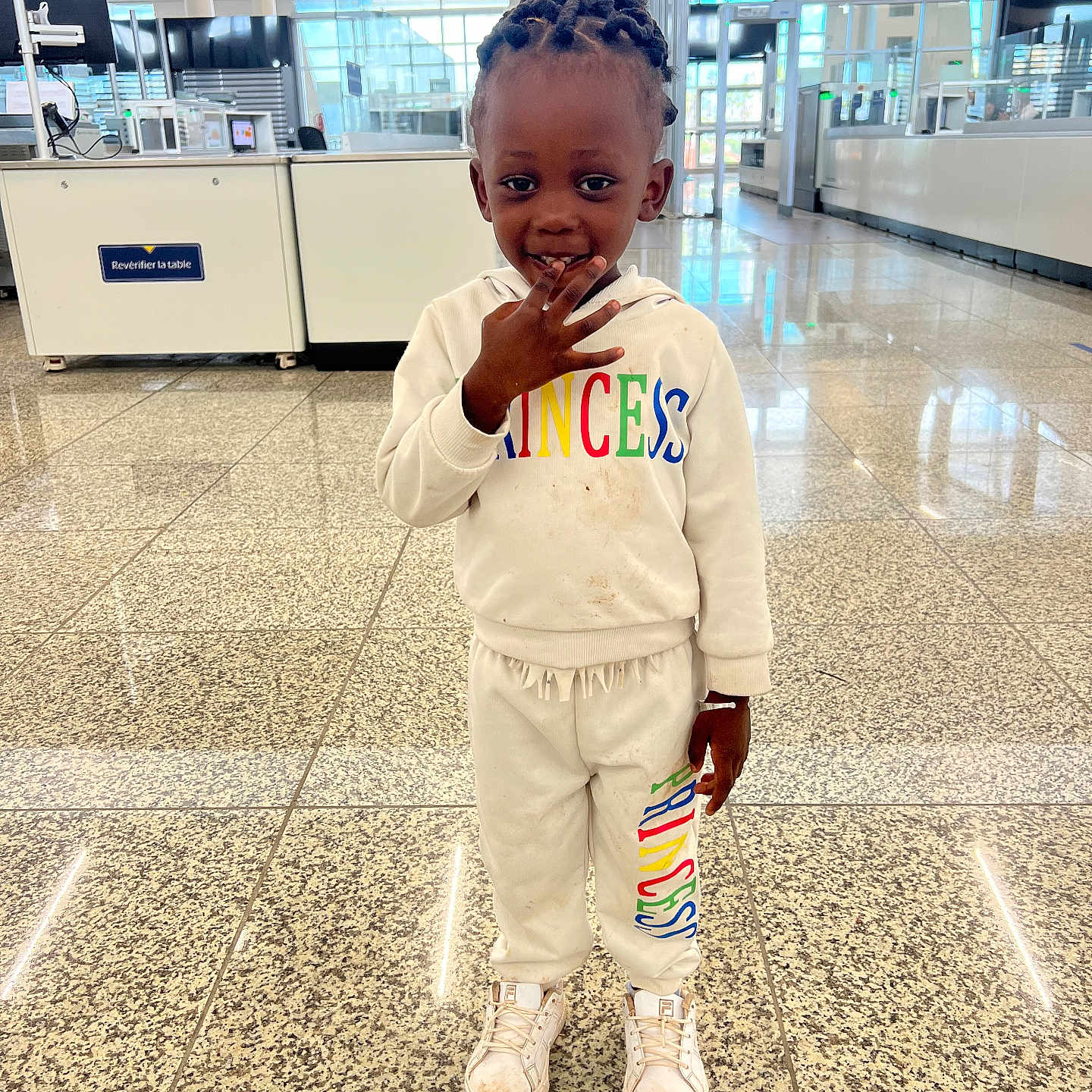 Erica participe au concours pour gagner de l'argent avec cette photo : boy, child, clothing, computerhardware, electronics, face, footwear, hardware, head, male, monitor, pants, person, photography, portrait, screen, shoe, sitting, sleeve, standing