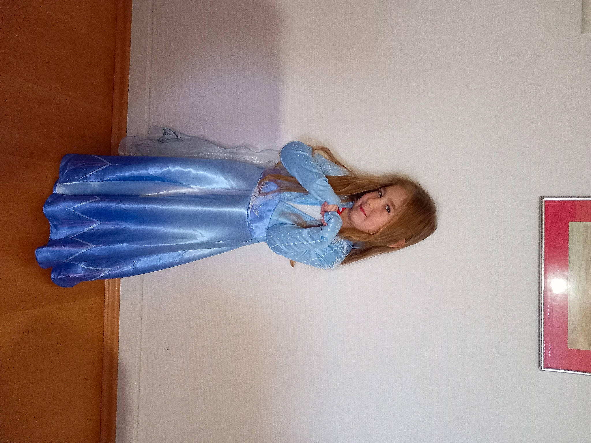 Luane a rejoint le concours — aidez-le/la à gagner de superbes lots ! cleanliness, collar, comfort, couch, denim, dress_shirt, elbow, electric_blue, jacket, joy, person, room, sleeve, wood, wrist