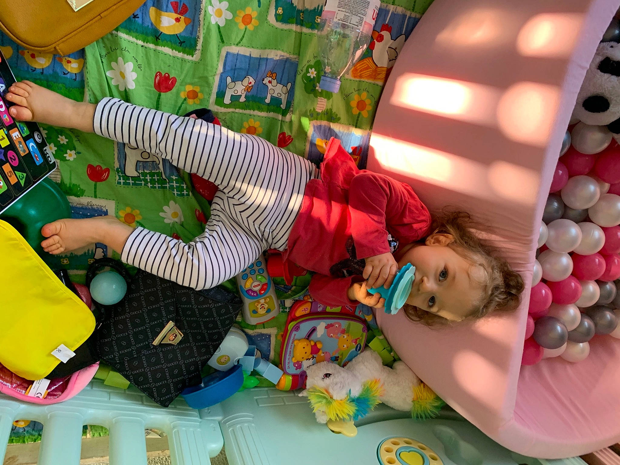 Ivy participe au concours pour gagner de l'argent avec cette photo : baby_toddler_clothing, baby_toys, craft, creative_arts, human, lap, linens, nightwear, person, play, sock, textile, toddler