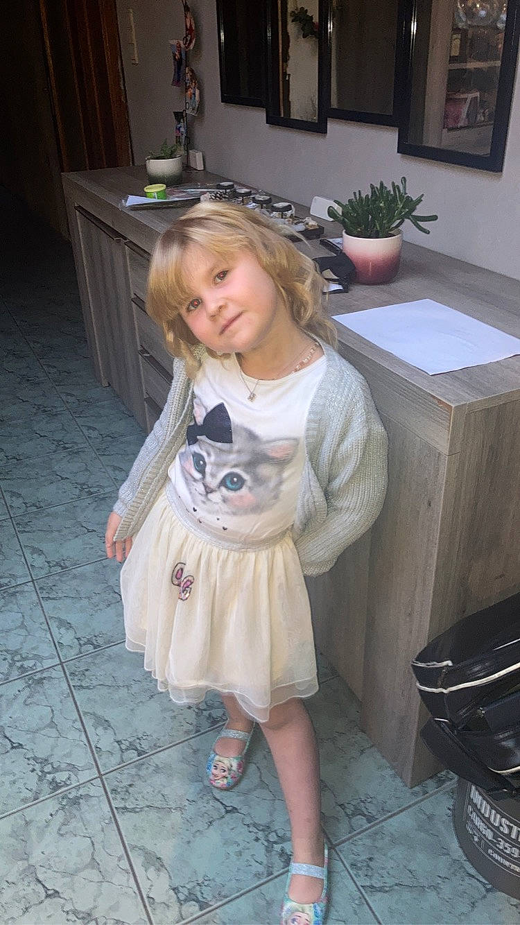 Maylis a rejoint le concours — aidez-le/la à gagner de superbes lots ! beauty, black, cabinetry, clothing, countertop, dress, floor, flooring, fun, hair, hairstyle, houseplant, person, plant, plumbing_fixture, purple, room, sandal, smile, toddler