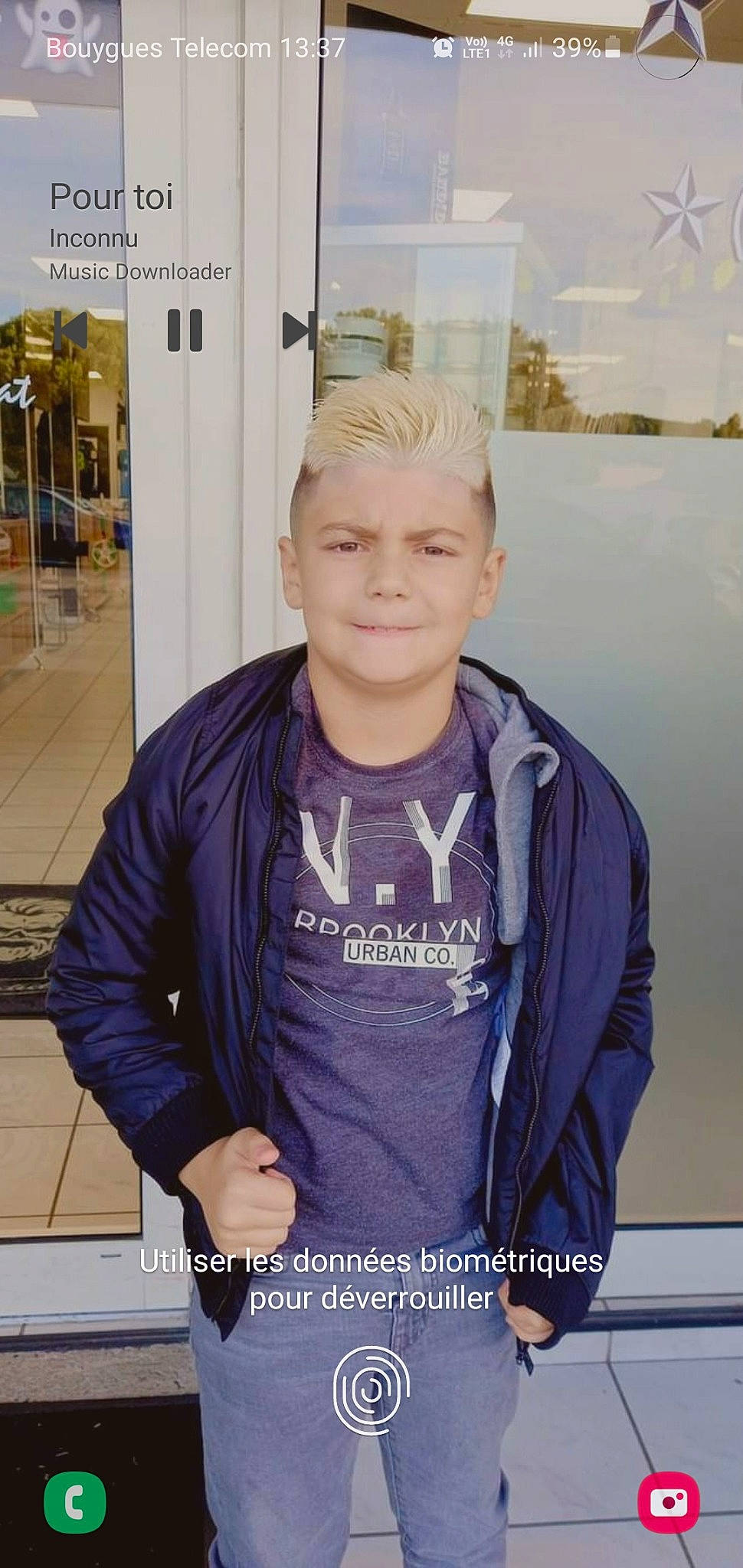 Enzo a rejoint le concours — aidez-le/la à gagner de superbes lots ! belt, cap, chest, denim, electric_blue, eyewear, fashion_design, fur, happy, hoodie, jewellery, joy, neck, necklace, person, personal_protective_equipment, sleeve, smile, sportswear, street_fashion