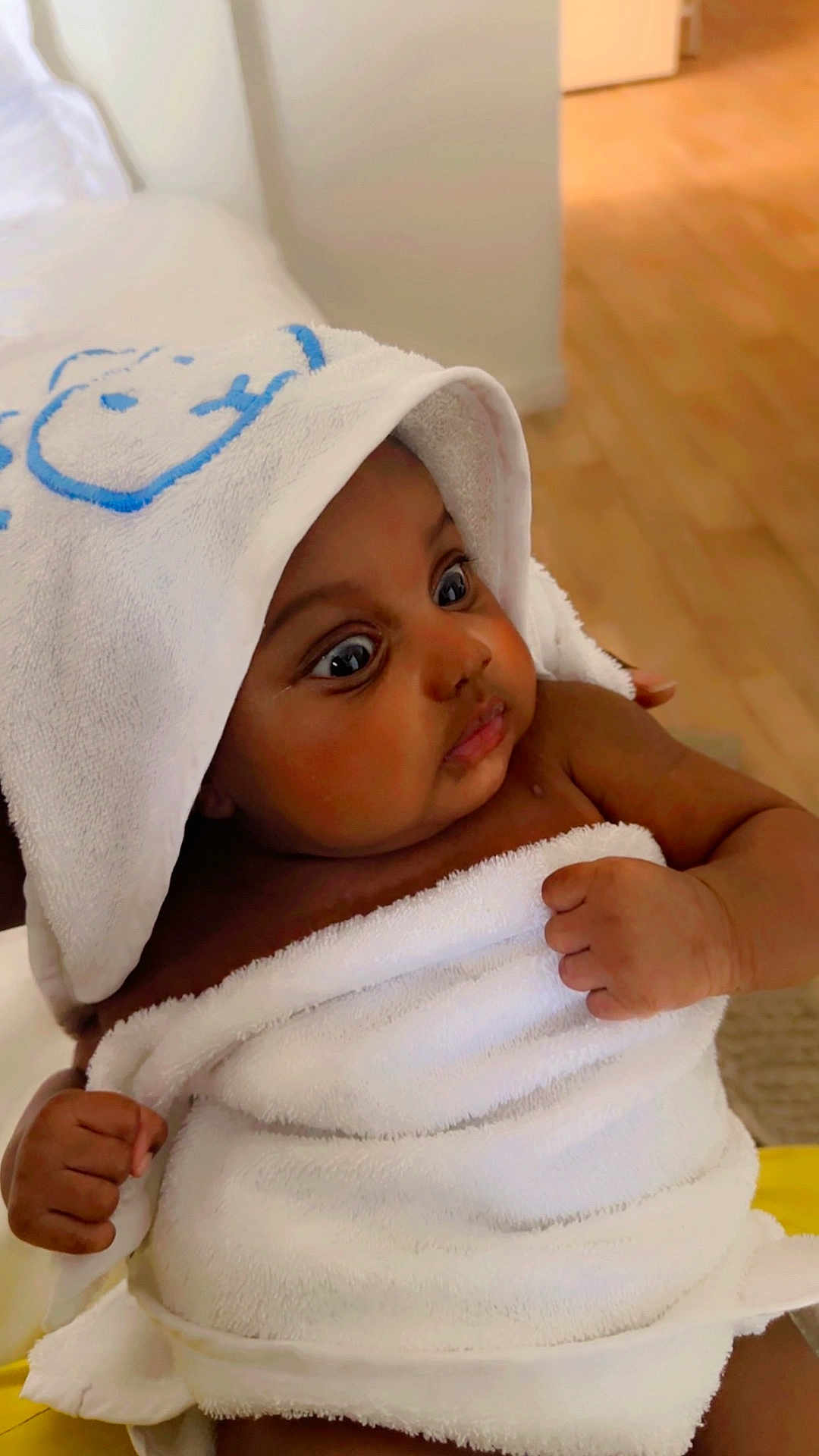 Keyssie Kaely a rejoint le concours — aidez-le/la à gagner de superbes lots ! baby, towel, hood, wrapped, curious, indoor, skin, hand, infant, child, cute, soft, expression, portrait, young, newborn, brown_skin, person, sitting, warm