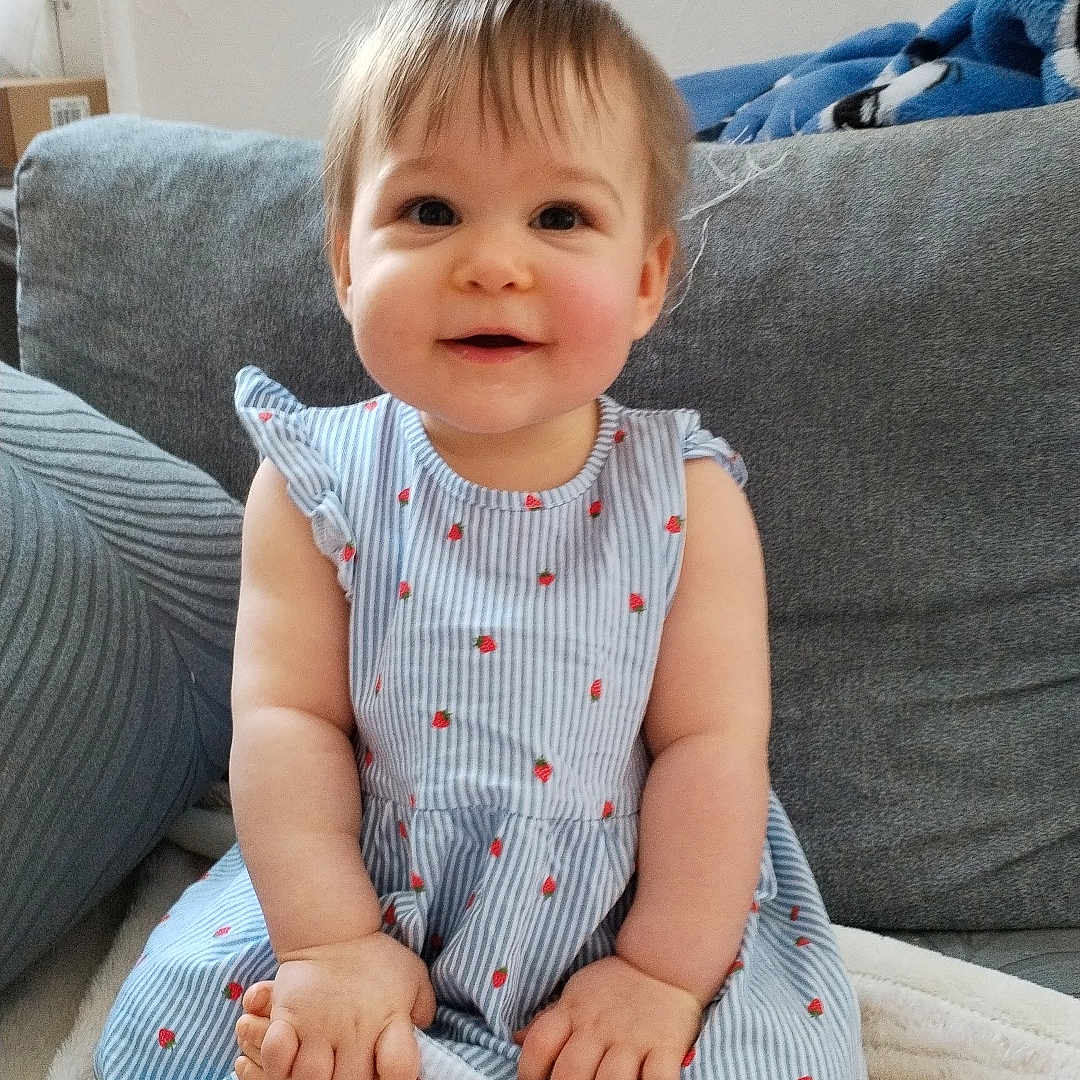 Nayana a rejoint le concours — aidez-le/la à gagner de superbes lots ! architecture, baby, bodypart, building, couch, cushion, face, finger, furniture, hand, head, homedecor, indoors, linen, livingroom, person, photography, portrait, room, sitting