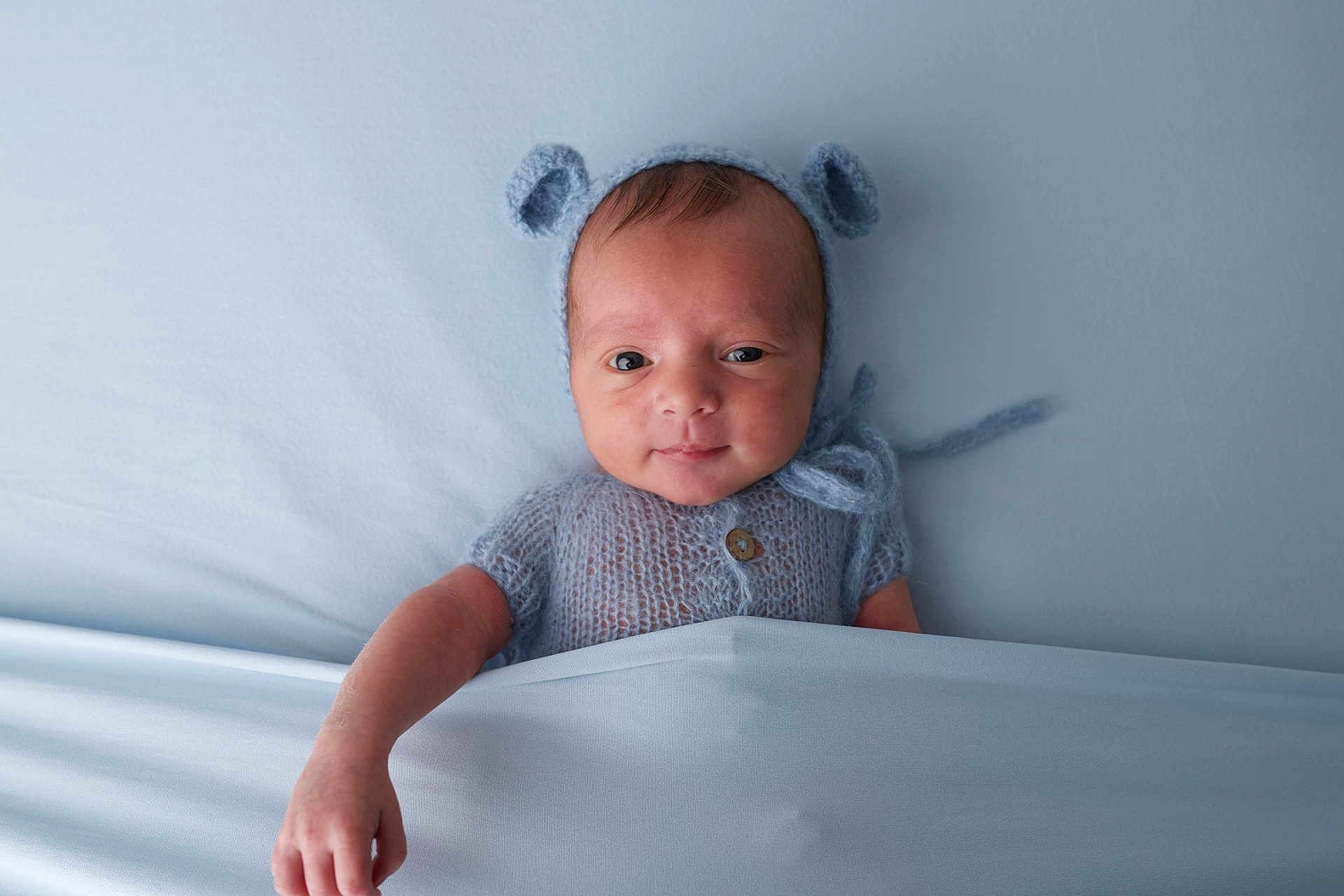 Lyssandro a rejoint le concours — aidez-le/la à gagner de superbes lots ! baby, infant, blue, knitted_clothing, blanket, bed, cute, face, headwear, lying_down, newborn, portrait, small_arm, soft_texture, sleepwear, tucked_in, young_child, peaceful, indoors, cozy