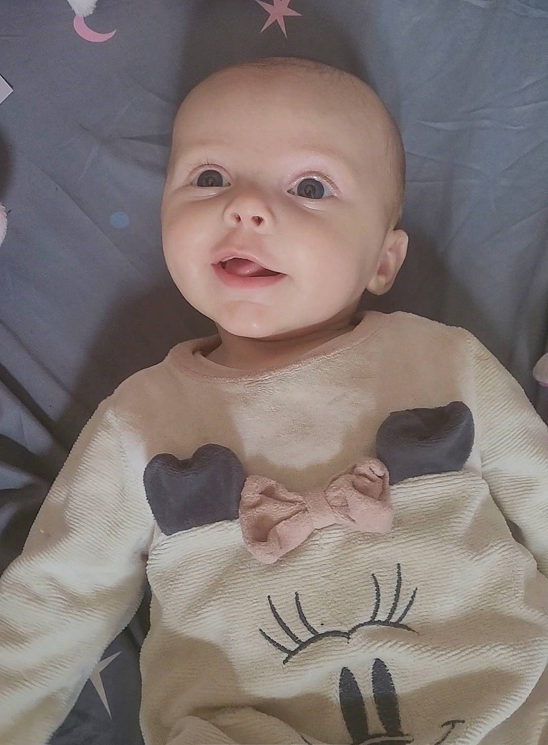 Amélya a rejoint le concours — aidez-le/la à gagner de superbes lots ! baby, baby_toddler_clothing, cheek, child, comfort, eye, eyebrow, eyelash, face, gesture, happy, head, lip, mouth, nose, person, skin, sleeve, smile, textile