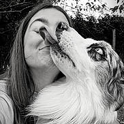 Ruby a rejoint le concours — aidez-le/la à gagner de superbes lots ! woman, dog, outdoor, black_and_white, face, smiling, licking, affection, close_up, nature, trees, pet, fur, long_hair, happy, friendship, portrait, animal, canine, love