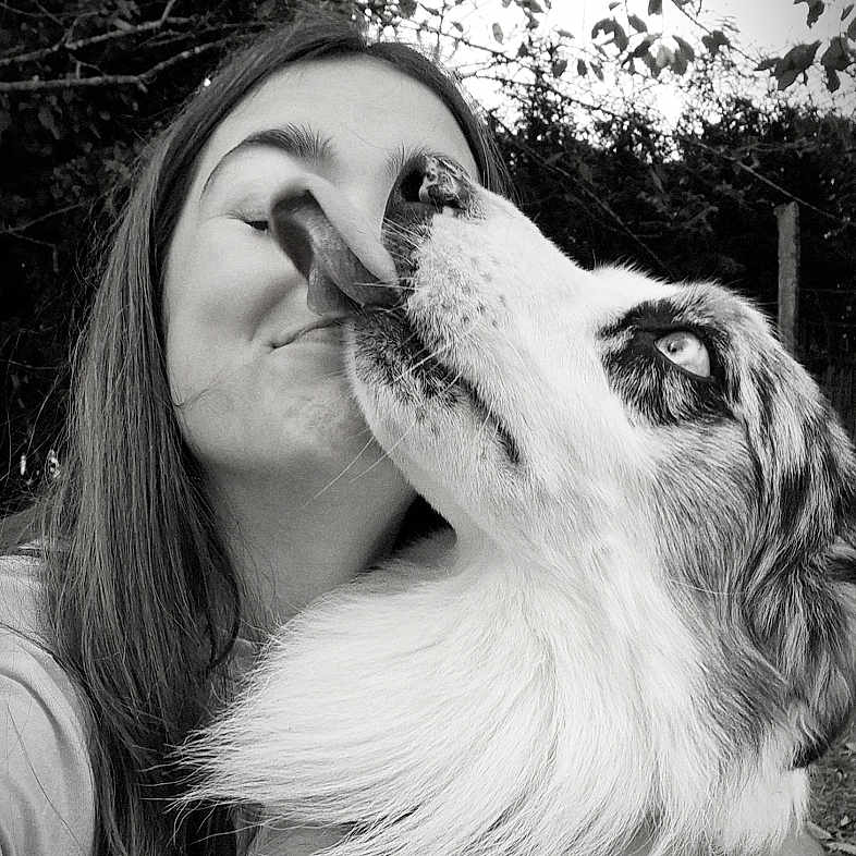 Ruby a rejoint le concours — aidez-le/la à gagner de superbes lots ! woman, dog, outdoor, black_and_white, face, smiling, licking, affection, close_up, nature, trees, pet, fur, long_hair, happy, friendship, portrait, animal, canine, love