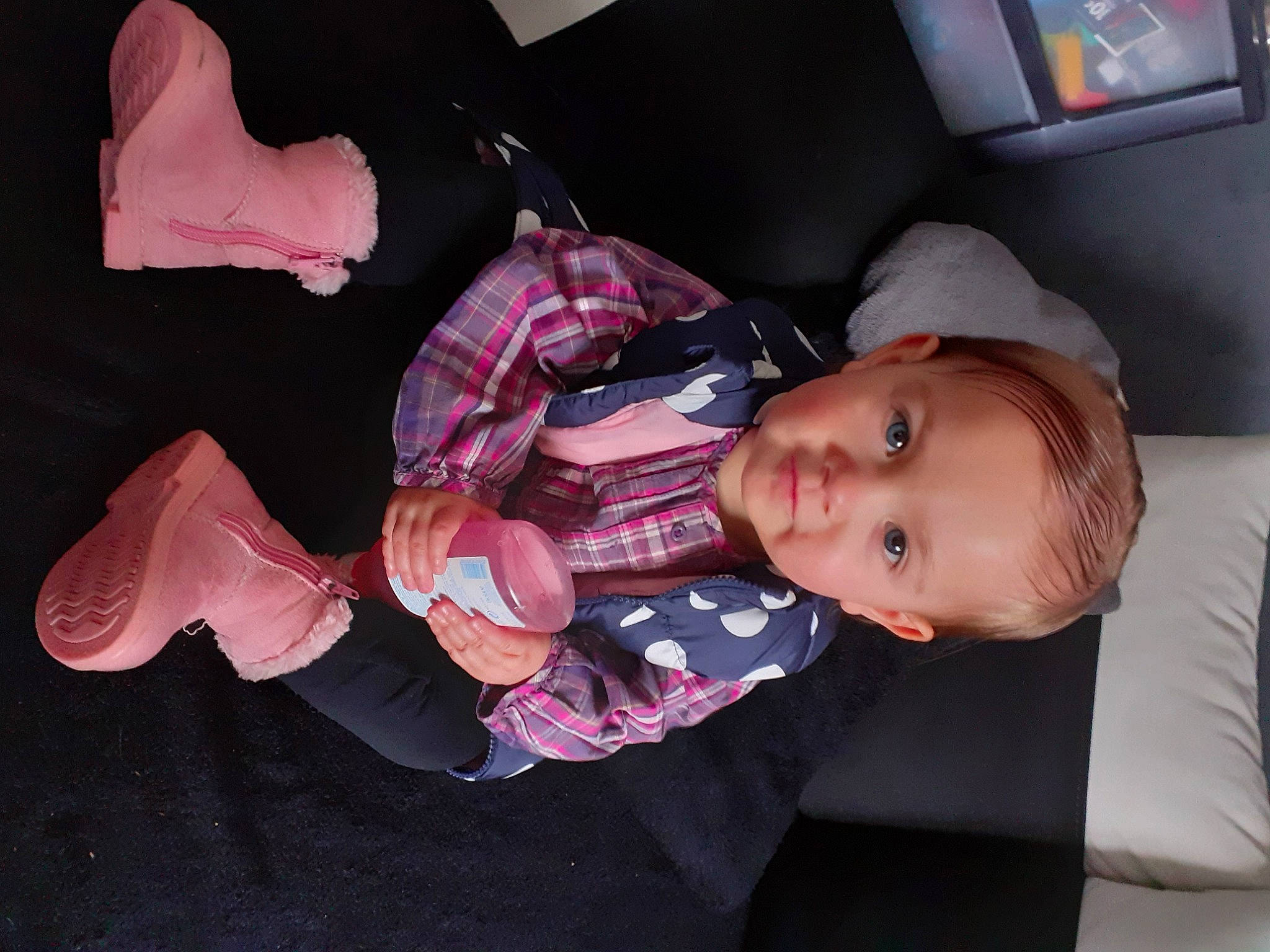 Lenna a rejoint le concours — aidez-le/la à gagner de superbes lots ! baby, baby_carriage, baby_in_car_seat, baby_products, baby_toddler_clothing, car_seat, cheek, child, comfort, finger, fun, magenta, mouth, nail, person, pink, sitting, skin, textile, thumb