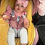 Léna participe au concours pour gagner de l'argent avec cette photo : baby, child, car_seat, pink_bow, blue_eyes, floral_outfit, white_leggings, soft_toys, seat_belt, infant, cute, adorable, portrait, indoor, clothing, footwear, smiling, person, young_child, car