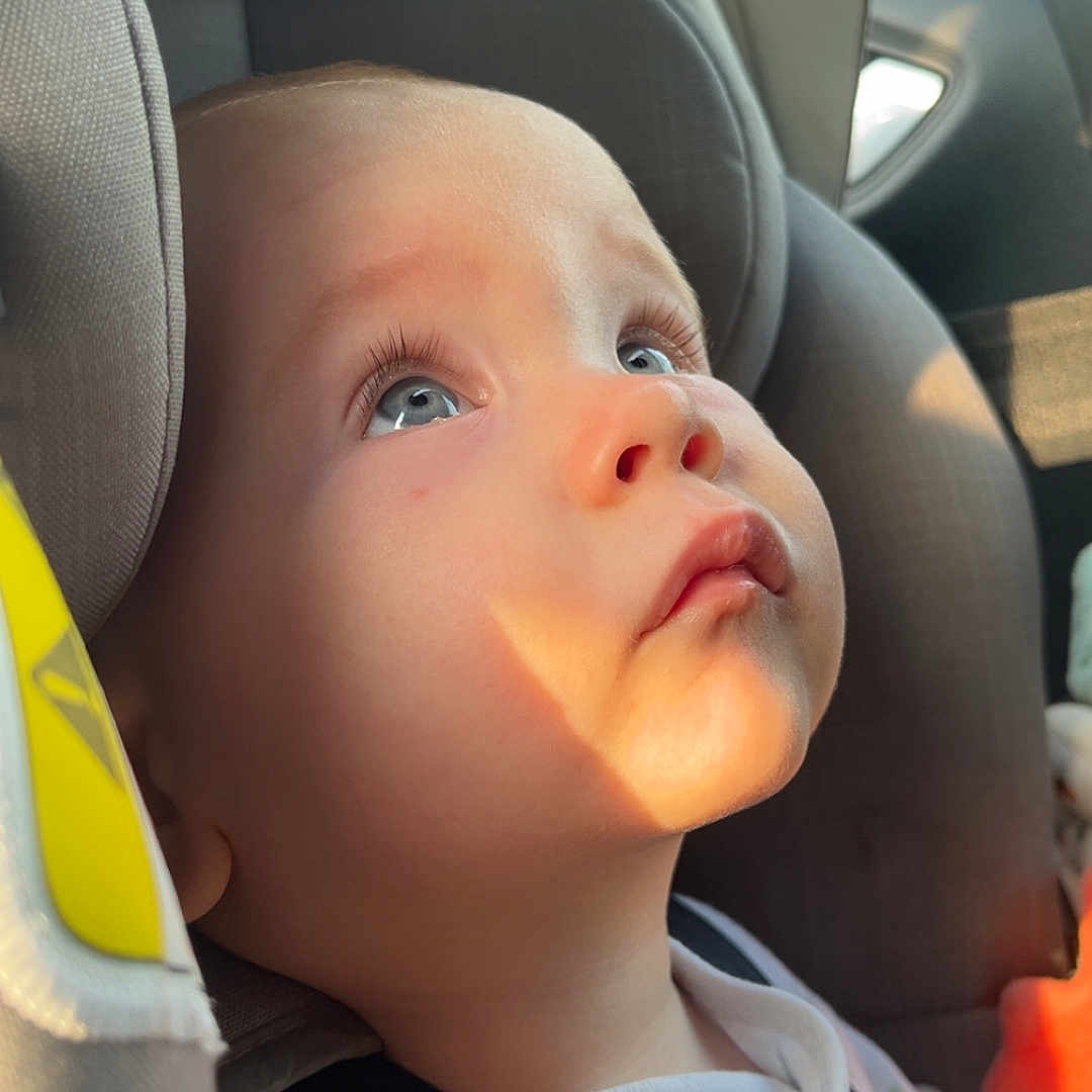 Thïlyo a rejoint le concours — aidez-le/la à gagner de superbes lots ! adorable, baby, blue_eyes, car_interior, car_seat, child, child_safety, close_up, cute, indoors, infant, infant_clothing, looking_up, portrait, safety, seat, seatbelt, strapped_in, sunlight, young_child