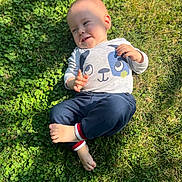 Thïlyo a rejoint le concours — aidez-le/la à gagner de superbes lots ! baby, barefoot, child, clothing, cute, grass, green, happy, infant, nature, outdoor, pants, person, playful, relaxing, shadow, shirt, smiling, sunlight, young