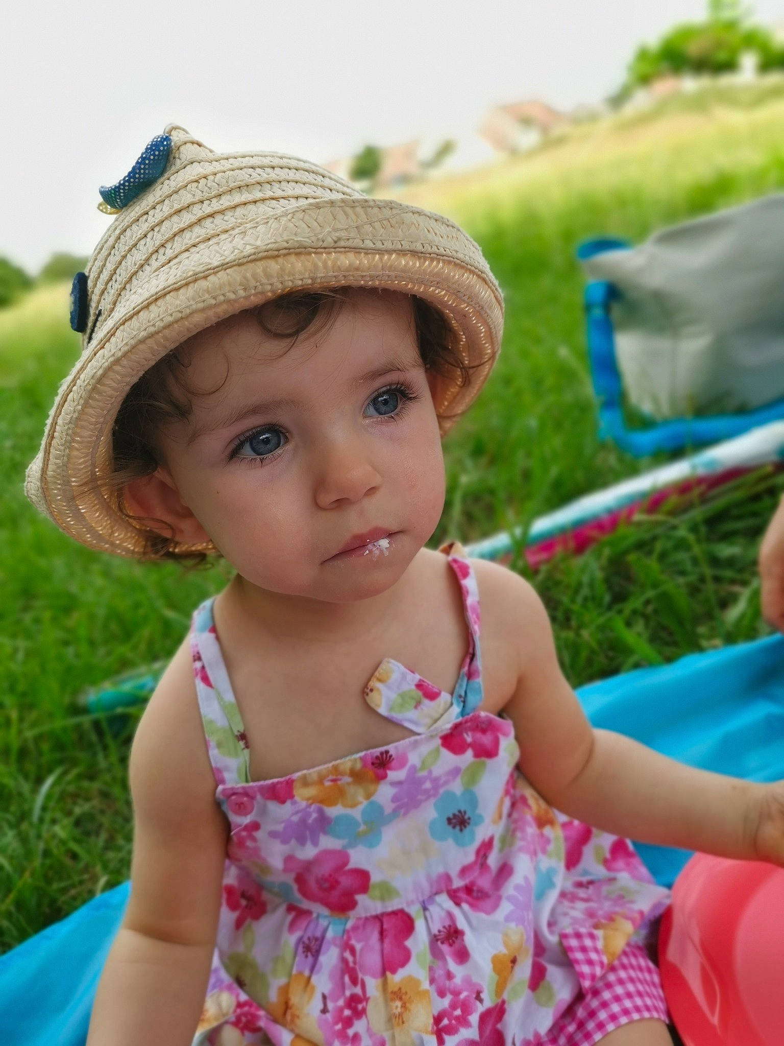 Margaux a rejoint le concours — aidez-le/la à gagner de superbes lots ! baby_toddler_clothing, cap, child, eye, face, facial_expression, grass, hairstyle, happy, hat, head, headgear, headwear, leisure, people_in_nature, person, photograph, plant, skin, sun_hat