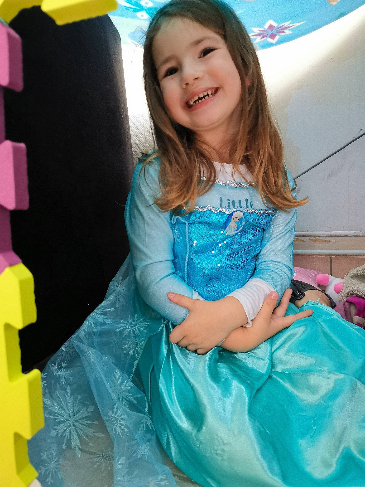 Chloe participe au concours pour gagner de l'argent avec cette photo : child, child_model, costume, fun, happy, joy, long_hair, person, pink, play, skin, smile, toddler, vacation